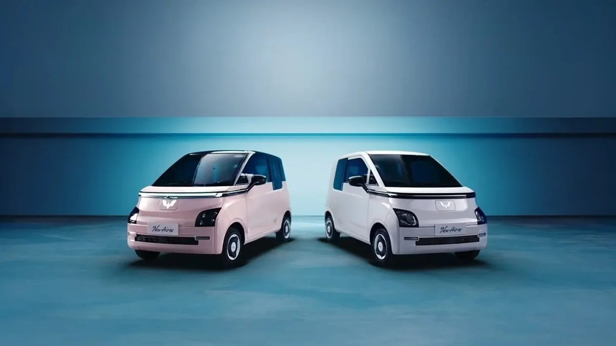 Wuling New Air EV warna biru, perbandingan dengan Air EV generasi lama