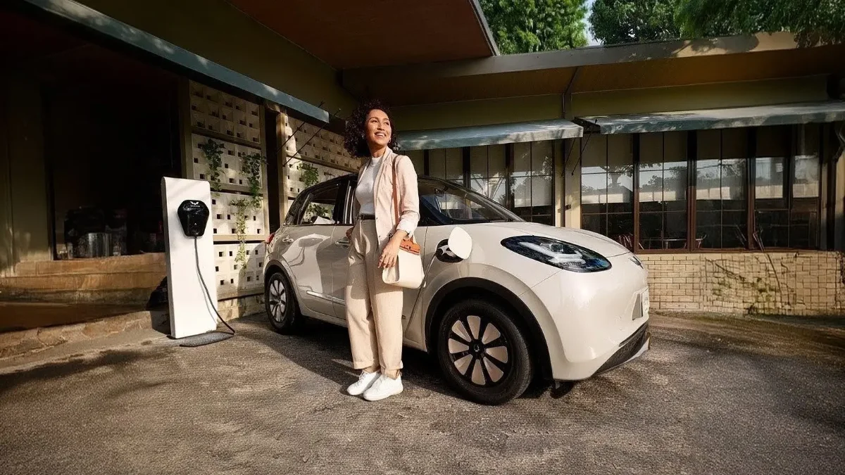 Wuling New Binguo EV warna milk tea, hatchback listrik retro 5 kursi