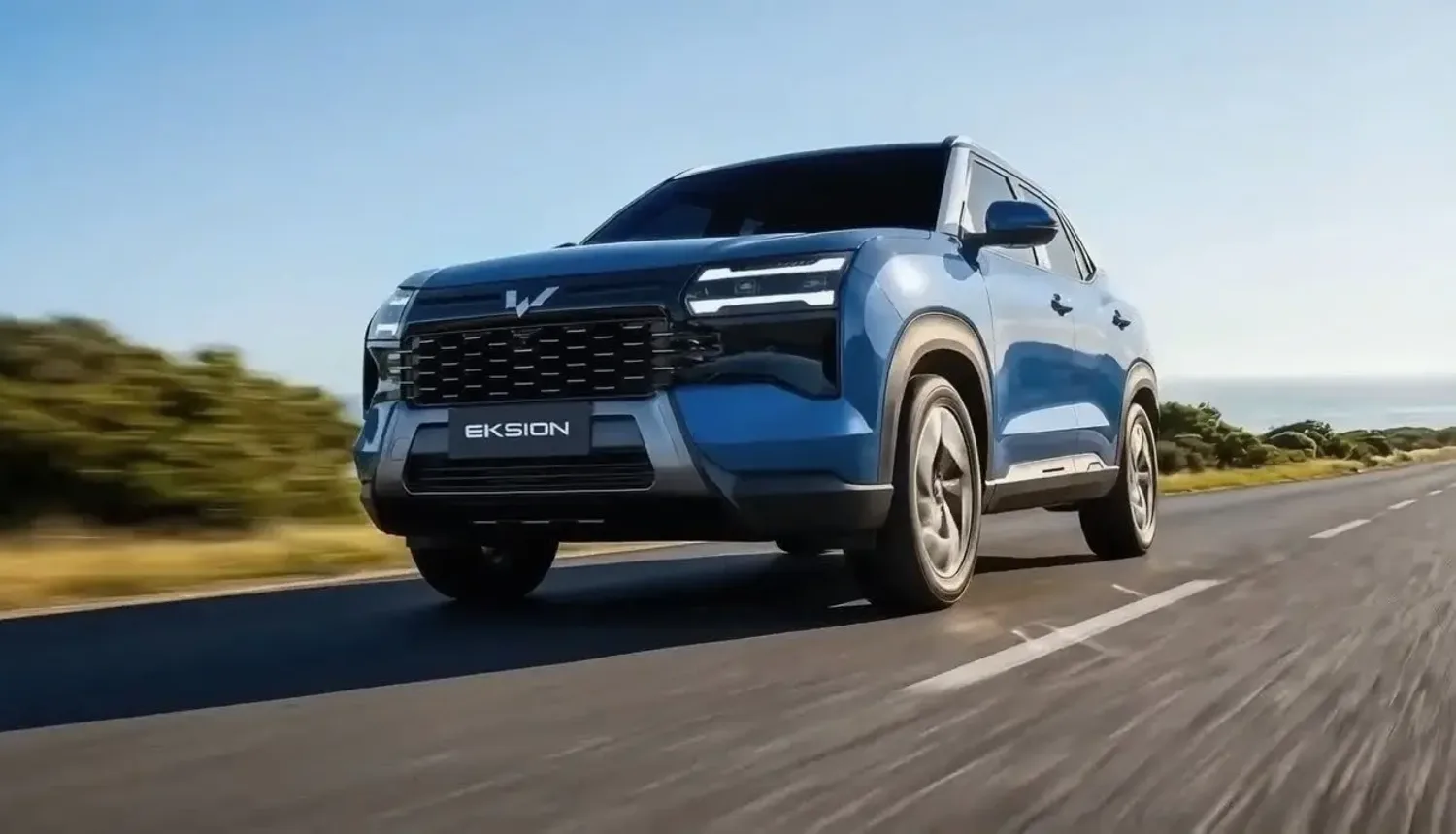 Wuling Eksion melaju di jalan pesisir