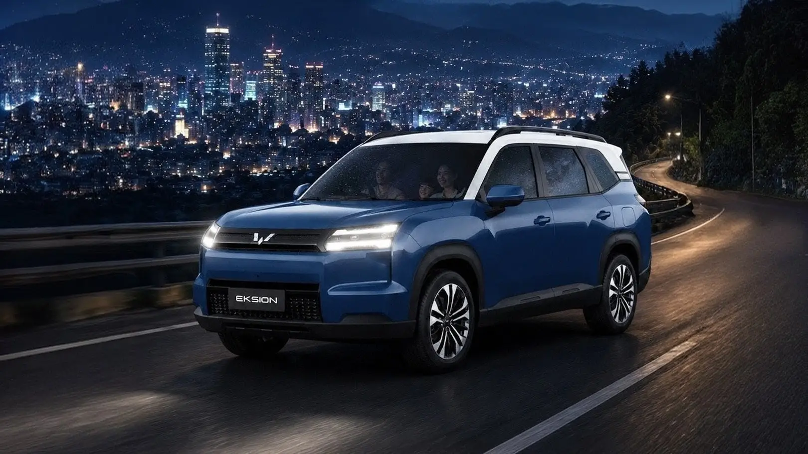 Wuling Eksion SUV tujuh penumpang melaju malam hari berlatar lampu kota